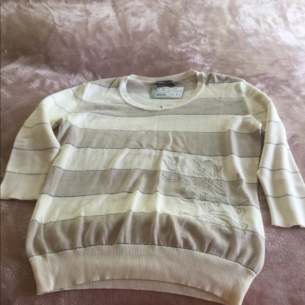 Dismero sweater with beautiful embroidery.